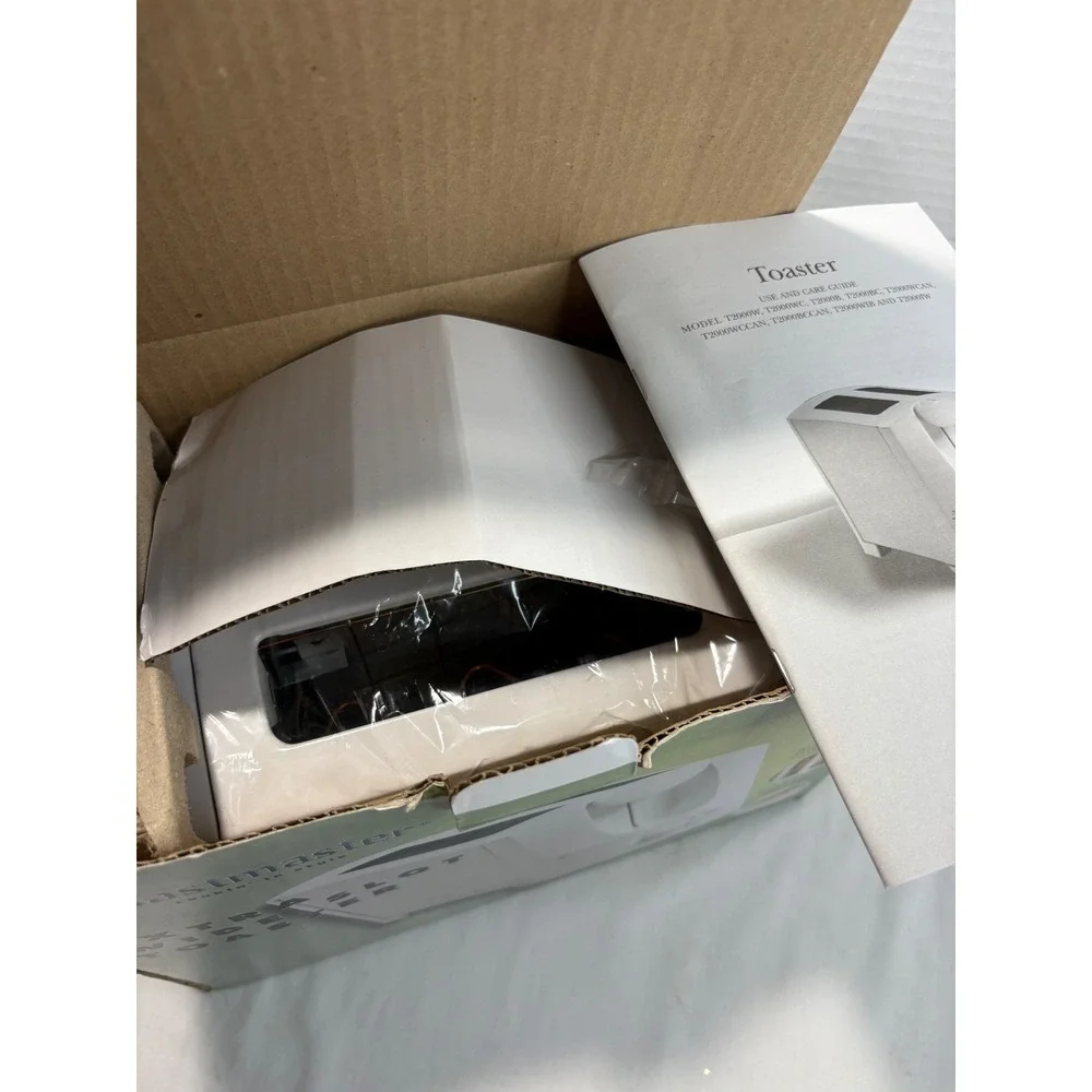 Toastmaster T2001W Extra Wide Slot Toaster 2‎ Slice White Bagel Toaster NIB